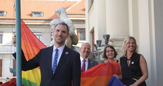 Primátor Prahy Zdeněk Hřib (Piráti) během vyvšení duhové vlajky na podporu Prague Pride