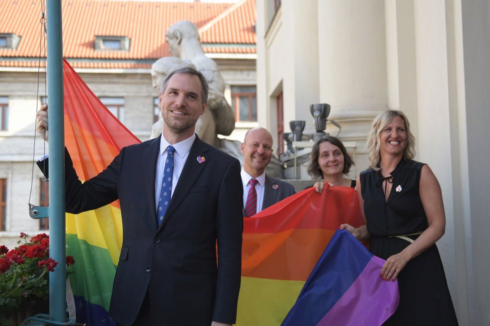 Primátor Prahy Zdeněk Hřib (Piráti) během vyvšení duhové vlajky na podporu Prague Pride