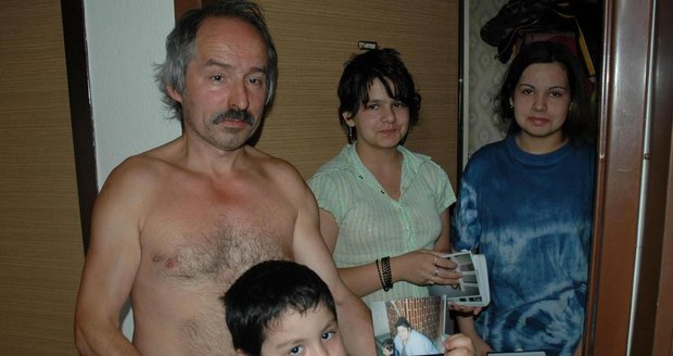 Tento snímek je už minulostí. To byl Zdeněk Kopáček se svými dvěma dcerami a synkem. Dnes je už sám