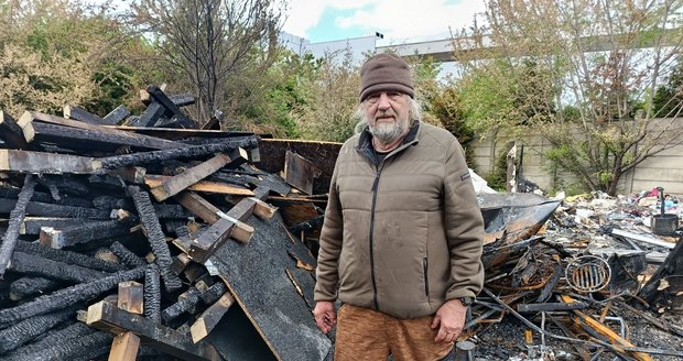 Zdeněk Machař (65) u spáleniště záchranné stanice, kterou založil a řídil 35 let.