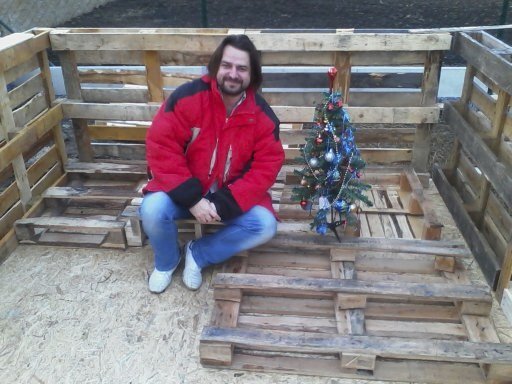 Zdeněk Macura je svými chaloupkami posedlý, na Vánoce do jedné dal i malý stromeček.