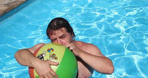 Řádění Zdeňka Macury v bazénu