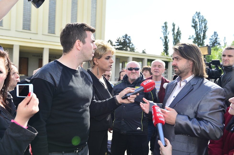 Do rozhovoru se ale vložila zastánkyně Rychtáře, která vyvolala hádku již během obřadu.