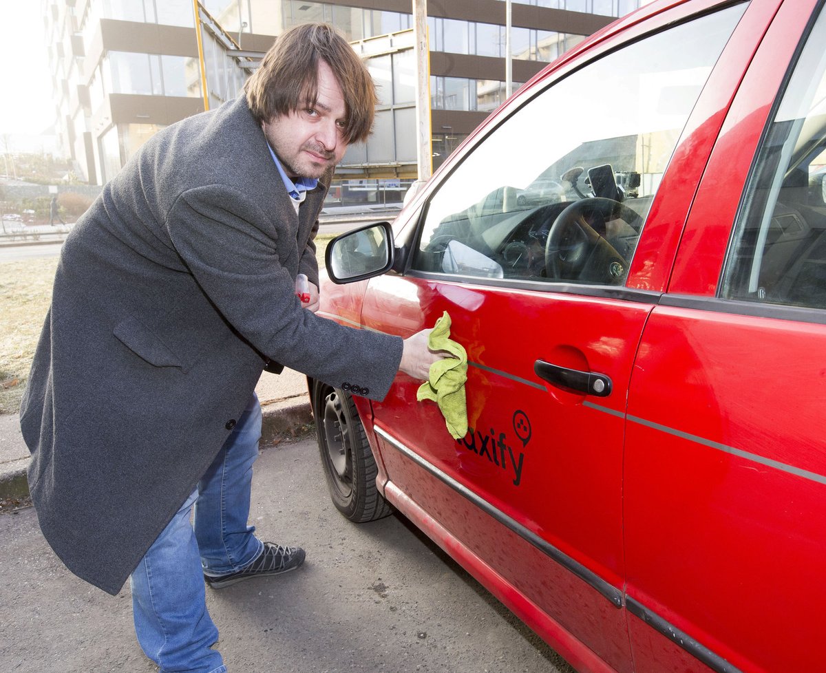 Ochránce žen, a hlavně Ivety Bartošové (†48) dělá novou kariéru: v pražské taxikářské džungli!