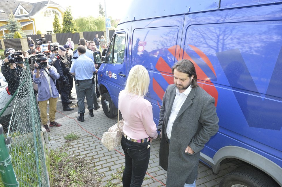 Zdeňka Macuru a šíleného fanouška Bartošové dělila dodávka televizní stanice.