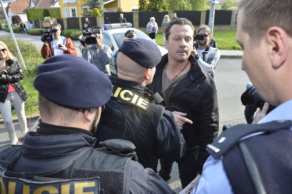 Šílenému fanouškovi brání policii od toho, aby zbil Zdeňka Macuru.