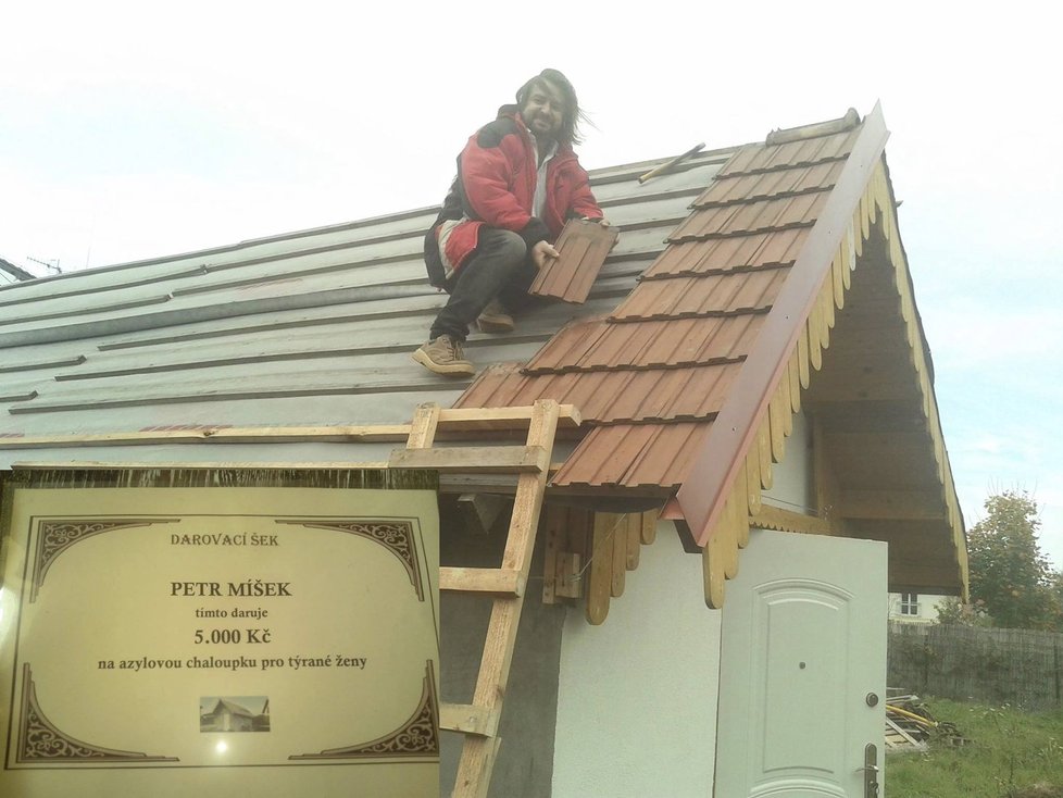 Macura dostal peníze na novou střechu, tak mohl začít stavět.
