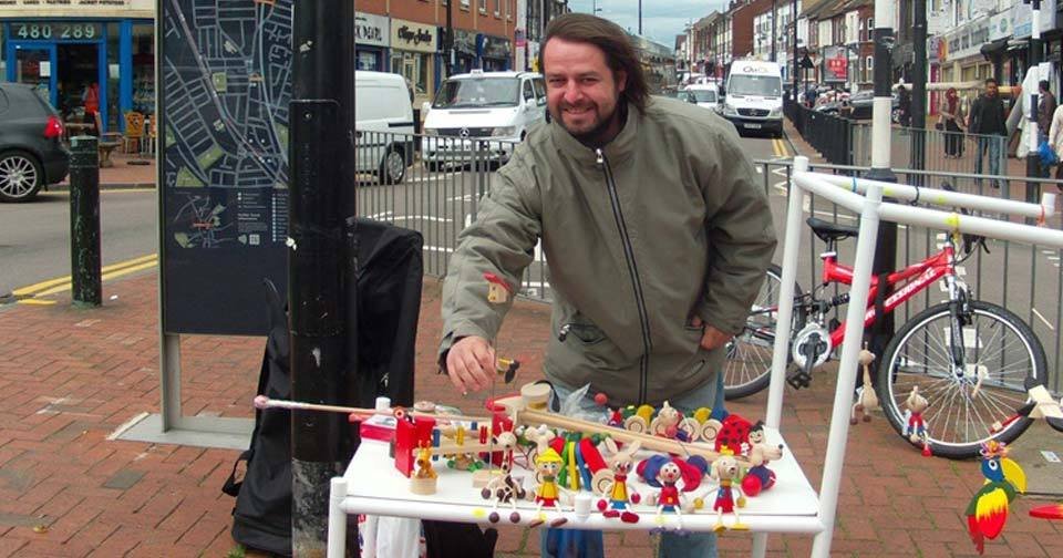 Zdeněk Macura prodává na ulici v Anglii české hračky.
