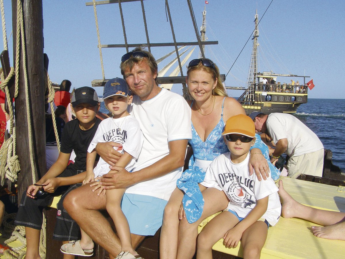 To byla ještě rodinná idyla! Zdeněk s Mirkou a syny na dovolené u moře.