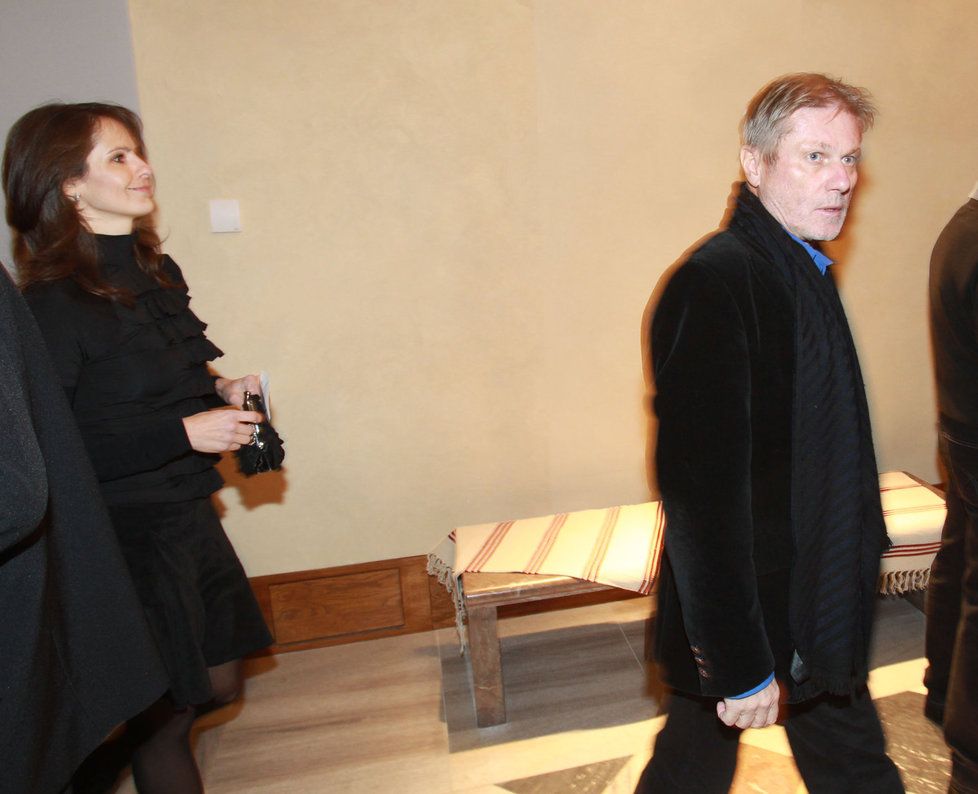 Listopad 2011 - Merta dorazil do Míčovny Pražského hradu s brunetou. Ta se sice snažila chovat, že k němu nepatří a neustále byla dva kroky za ním.