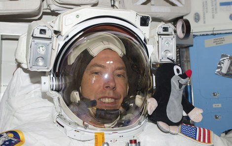 2011 Astronaut Andrew Feustel vzal Krtečka i do vesmíru.