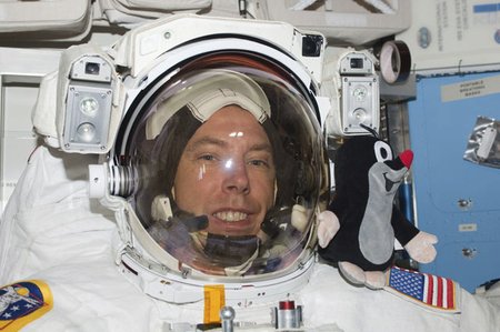 Rok 2011 - Astronaut Andrew Feustel si vzal do vesmíru poprvé Krtečka.