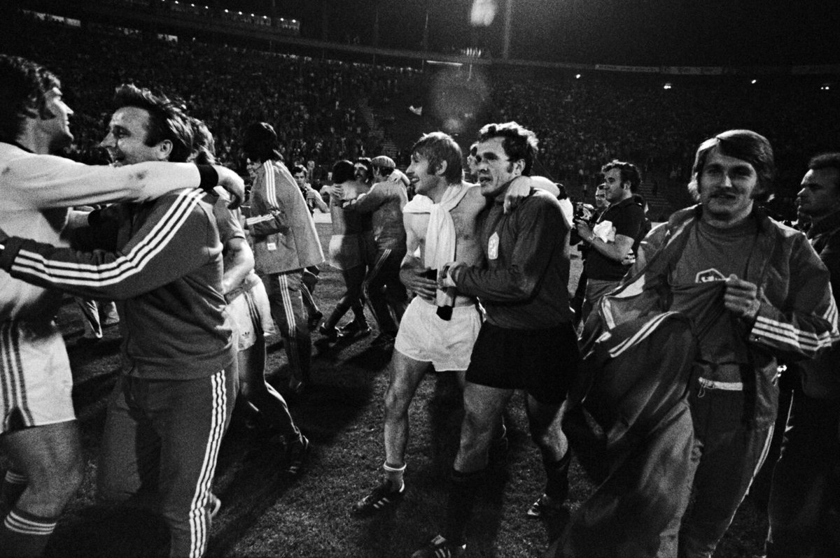 Vítězné ME 1976, Nehoda se objímá s brankářem Ivo Viktorem.