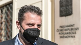 Komunistický poslanec Zdeněk Ondráček (KSČM) před poslaneckou sněmovnou (9. 3. 2021)
