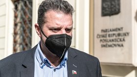 Komunistický poslanec Zdeněk Ondráček (KSČM) před poslaneckou sněmovnou (9. 3. 2021)