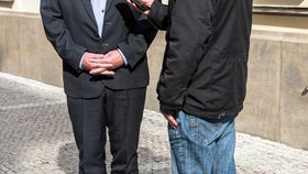 Komunistický poslanec Zdeněk Ondráček (KSČM) před poslaneckou sněmovnou (9. 3. 2021)