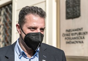 Komunistický poslanec Zdeněk Ondráček (KSČM) před poslaneckou sněmovnou (9. 3. 2021)