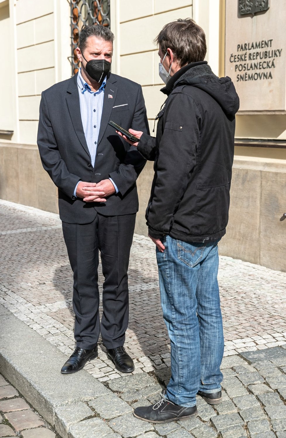 Komunistický poslanec Zdeněk Ondráček (KSČM) před poslaneckou sněmovnou (9. 3. 2021)