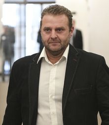 Vláda nabídla Francii pomoc s nepokoji. Pošleme Zdeňka Ondráčka, má s mlácením zkušenosti, potvrdil Babiš Vláda nabídla Francii pomoc s nepokoji. Pošleme Zdeňka Ondráčka, má s mlácením zkušenosti, potvrdil Babiš
