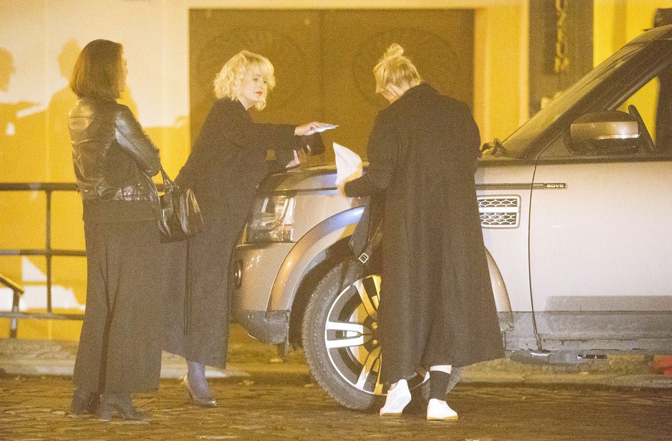 Jana Plodková psala vzkaz na kapotě auta, aby jí policie neodtáhla, a Miluška Bittnerová jí u toho svítila mobilem.
