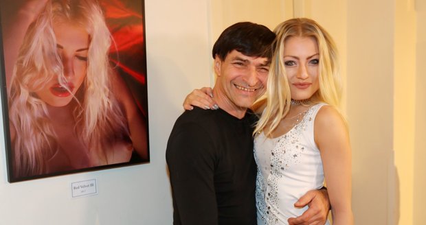 Zdeněk Podhůrský se svou o 37 let mladší přítelkyní Veronikou.