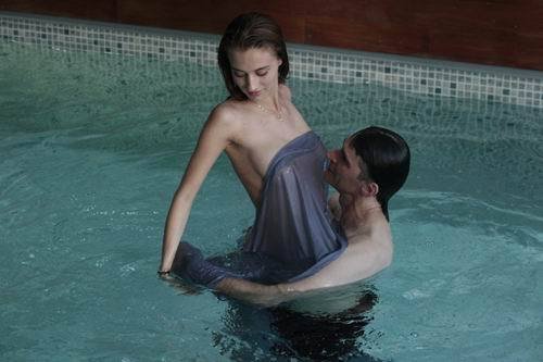 Zdeněk Podhůrský dováděl v bazénu s nahou kráskou, se kterou natáčel videoklip.