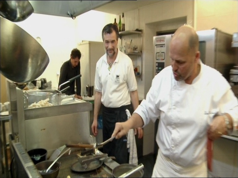 Zdeněk Pohlreich ukazuje svému kamarádovi, jak by měl vařit.