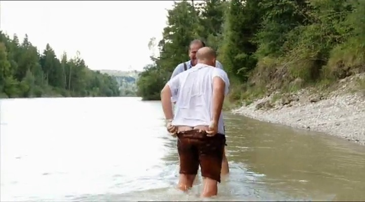 Při vynoření z vody neuhlídal Pohlreich kalhoty a vystrčil na kameru nahý zadek.