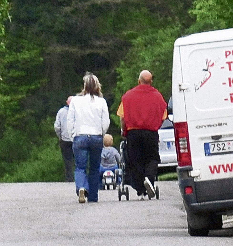Zdeněk na procházce s přítelkyní a jejím synem