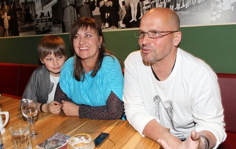 Spokojená rodinka: Pohlreich, přítelkyně Zdeňka a její syn.