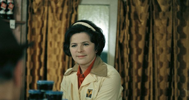 1977 Jiřina Švorcová jako Anna Holubová v seriálu Žena za pultem.
