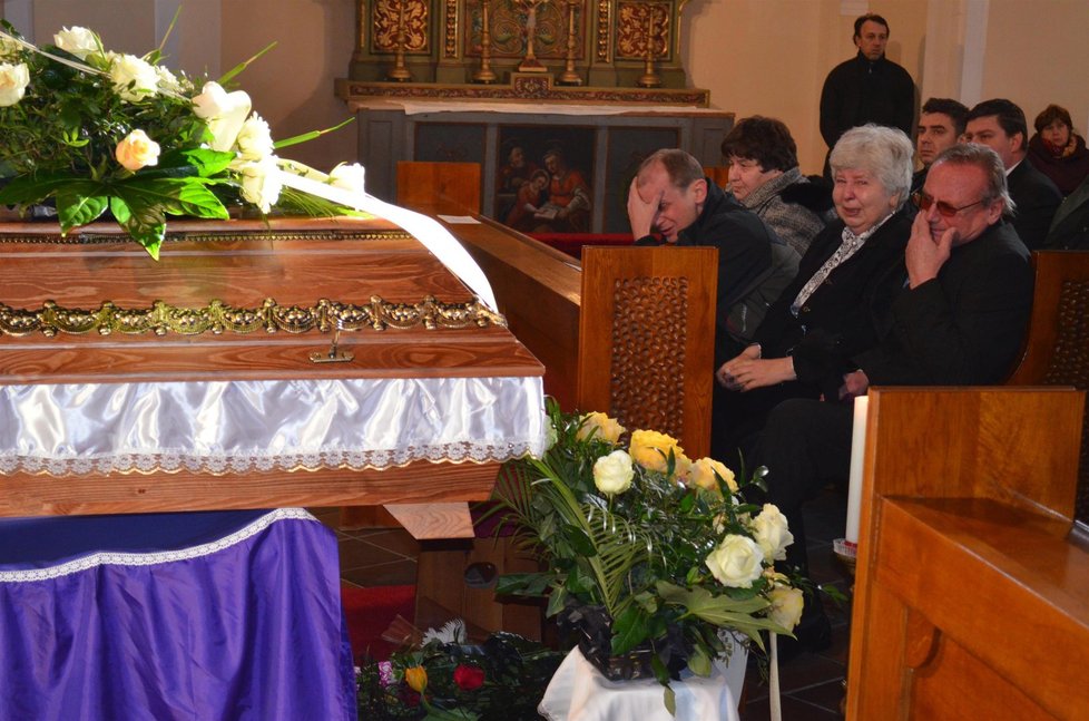 Pohřeb herce z filmu Divoké včely Zdeňka Raušera (†38)