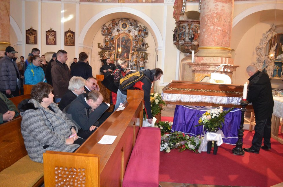 Pohřeb herce z filmu Divoké včely Zdeňka Raušera (†38)