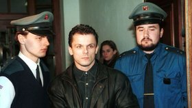 Zdeněk Růžička u soudu v roce 1996. Dnes už je na svobodě a živí se jako pracovník ostrahy.