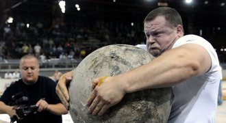 Šílení strongmani: Házeli betonové koule o váze 125kg!