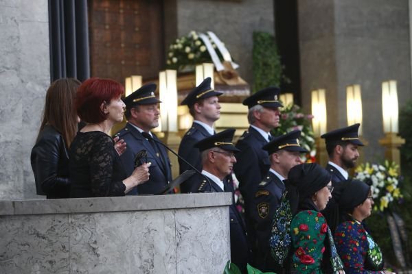 Přijdu tě zkontrolovat, vzkázala Marta manželovi do hudebního nebe.