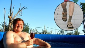 Vzpomínky na loňské léto: Škromach si opět užívá bazén. A zastává se ponožek v sandálech