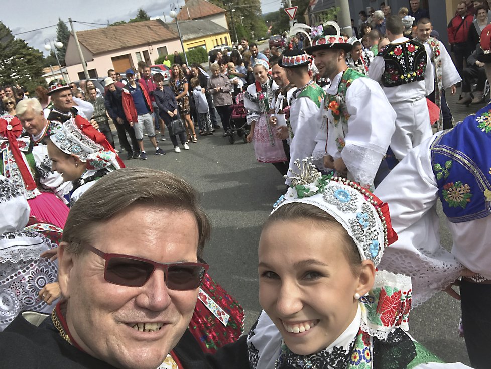 Na hodech v Rohatci s chasou a v kroji před radnicí