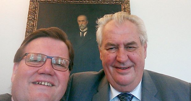 Zdeněk Škromach, Miloš Zeman a T. G. Masaryk na společném selfie