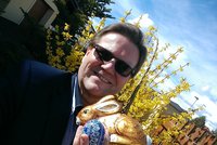 Škromach nafotil sérii velikonočních selfie: Bazének vyměnil za králíčka
