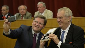 Milovník selfie Zdeněk Škromach a Miloš Zeman