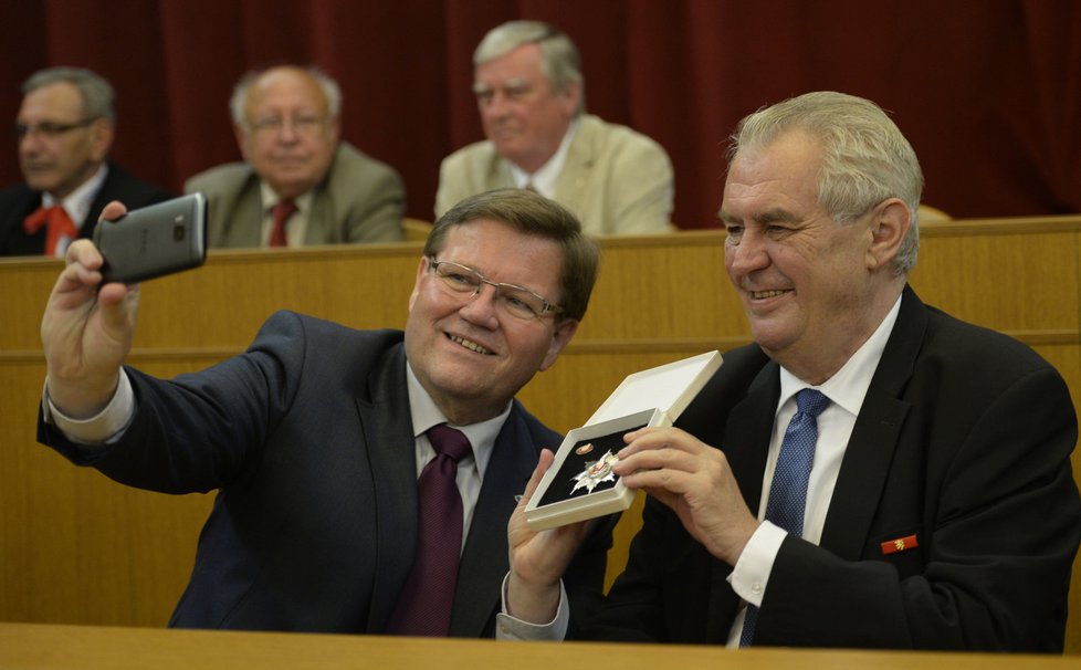 Zdeněk Škromach je milovník selfie. A také politik, který si již vyzkoušel i roli ministra.