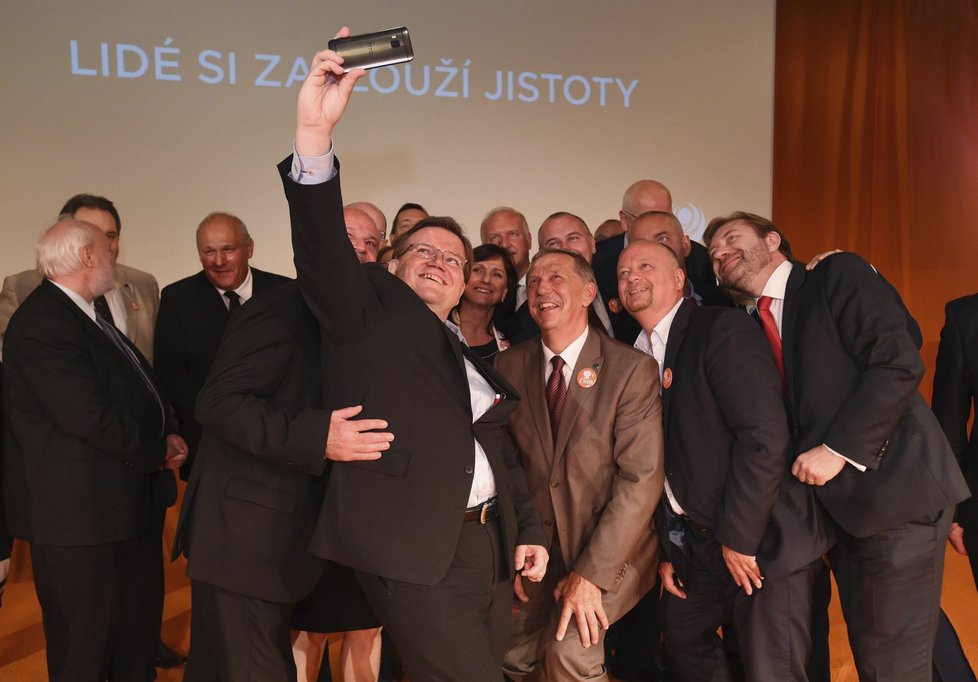 Zdeněk Škromach je milovník selfie. A také politik, který si již vyzkoušel i roli ministra.