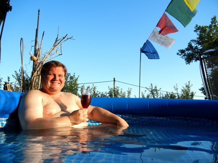 LEGENDÁRNÍ BAZÉNEK - Fotka otylého senátora Zdeňka Škromacha (55, ČSSD) hovícího si v bazénku obletěla internet i noviny. Sám Škromach teď kvůli ní hubne!