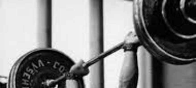 V mládí se věnoval vzpírání.