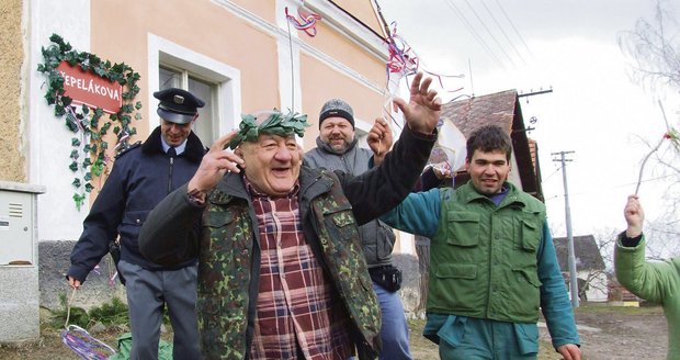 Zdeněk Srstka hraje v Trapasech veselého statkáře Čepeláka. Poprvé v životě má hlavní roli.