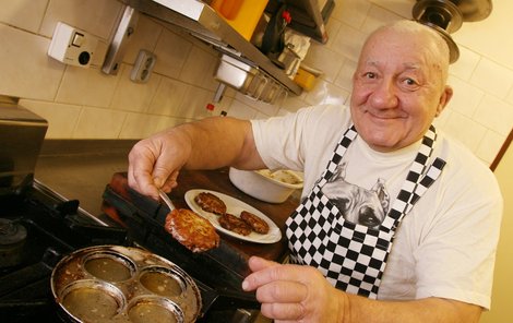 Zdeněk Srstka ví, že se lidé často koukají na jeho pořad jen proto, že se těší na jeho komediální průpovídky. „To nevadí, alespoň ta zvířátka mají větší šanci, že si jich někdo všimne,“ říká.