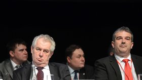 Miloš Zeman během návštěvy sjezdu SPOZ Zemanovců. Vpravo Zdeněk Štengl