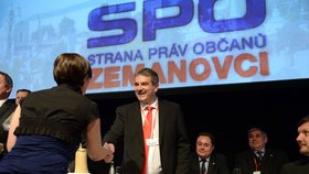 Zdeněk Štengl přijímá gratulace ke zvolení šéfem SPOZ Zemanovců