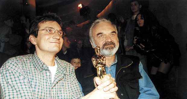 Zdeněk Svěrák a Jan Svěrák s prestižním oceněním Oscar za film Kolja